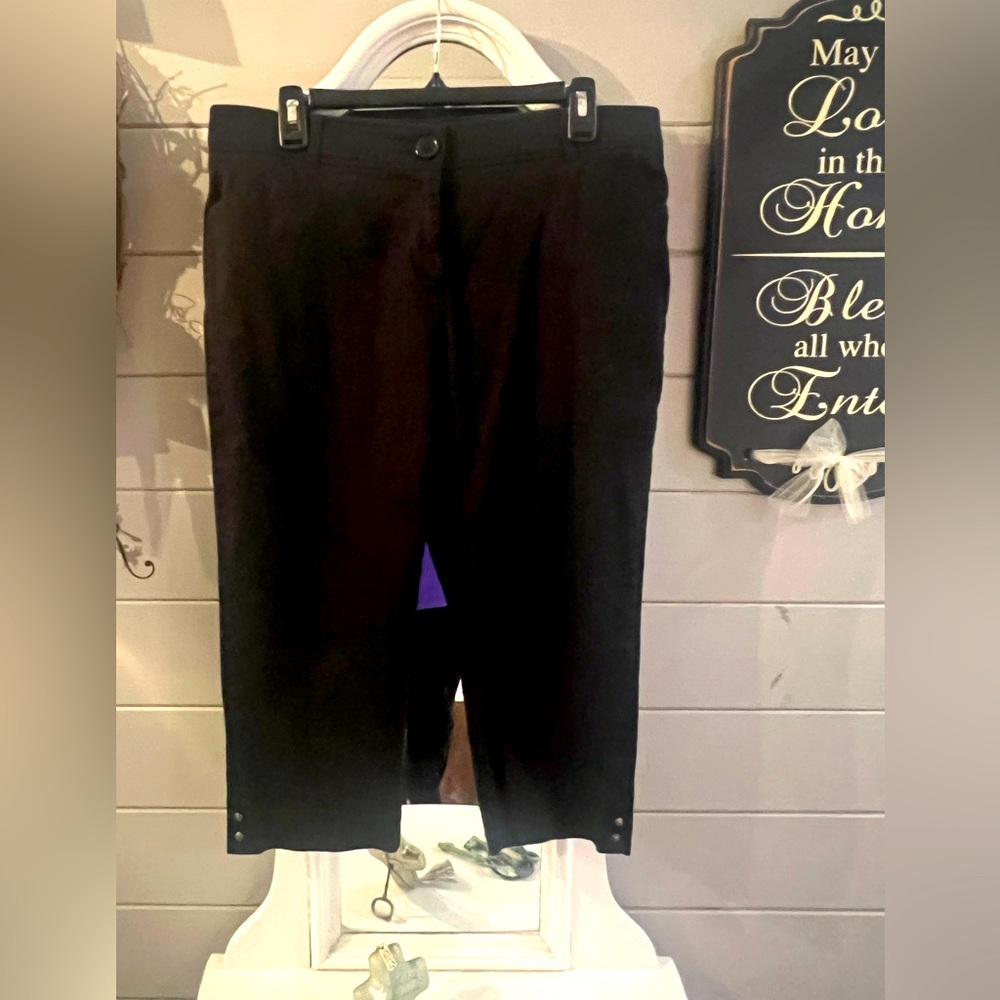 NWOT Roz & Ali Sleeveless Blouse. SzL Black Capri Pants